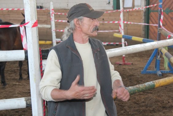 Studenci SWPS z W-wy zajęcia praktyczne z psychologii koni